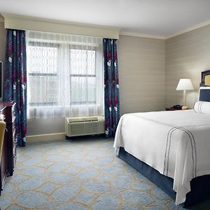 Deluxe Room 1 queen bed